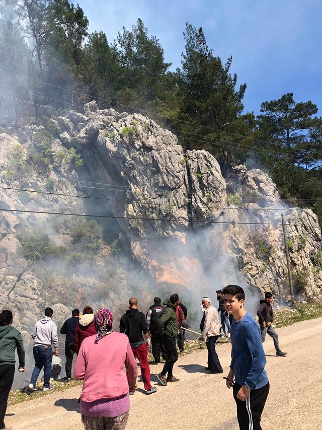 Kumluca'da orman yangını (1)