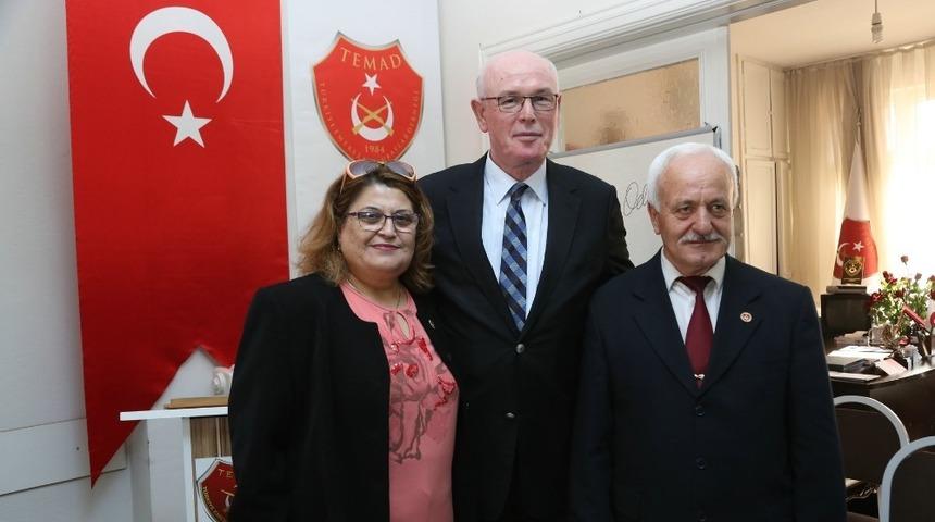 Başkan Kurt emekli astsubayları ziyaret etti