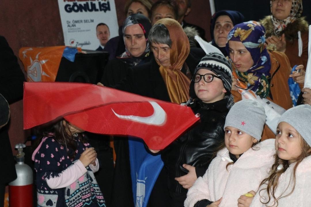 &Ouml;mer Selim Alan&rsquo;a Terakki Mahallesi&rsquo;nde sevgi seli