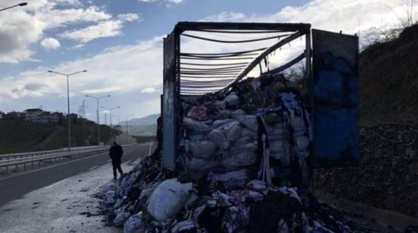 Tırın dorsesi seyir halinde alev aldı