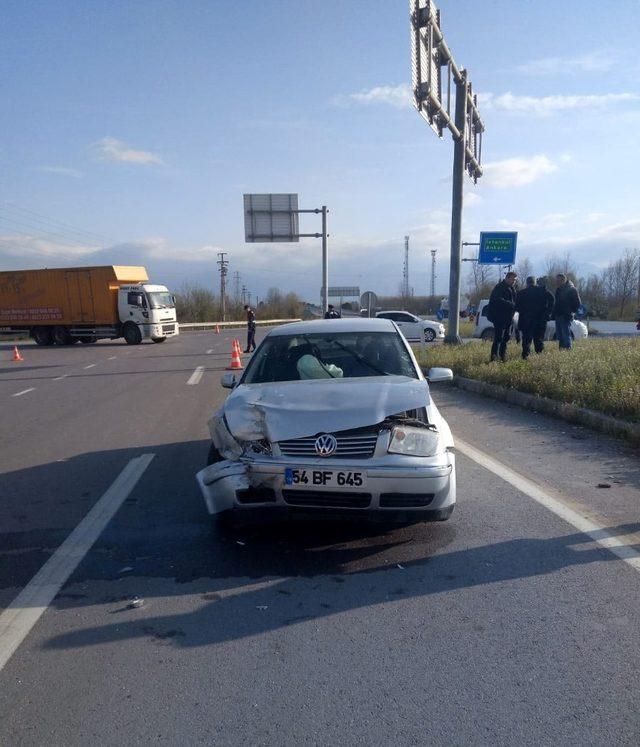 TEM otoyolu kavşağında trafik kazası: 2 yaralı