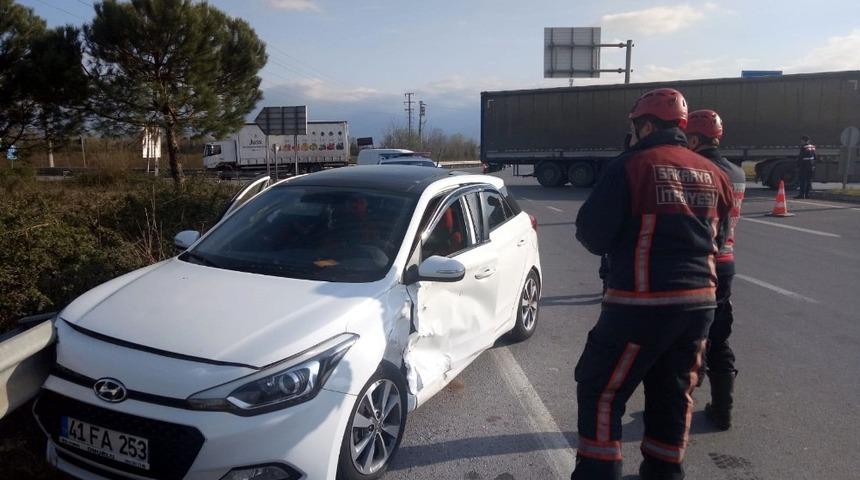 TEM otoyolu kavşağında trafik kazası: 2 yaralı