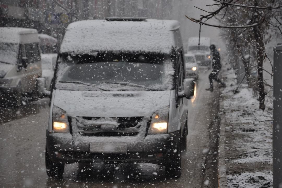 Y&uuml;ksekova&rsquo;da kar yağışı