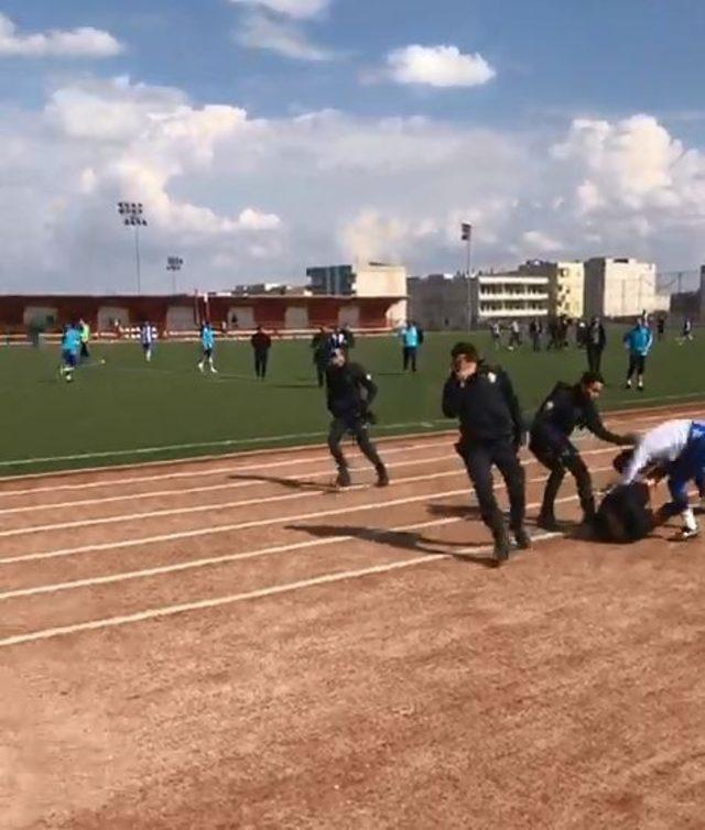 Amatör maçta futbolcular hastanelik oldu