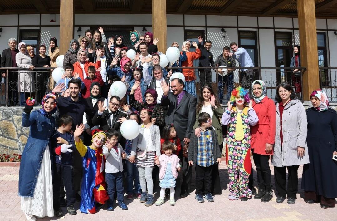 Başkan Toru &ouml;zel &ccedil;ocuklar ve aileleriyle bir araya geldi