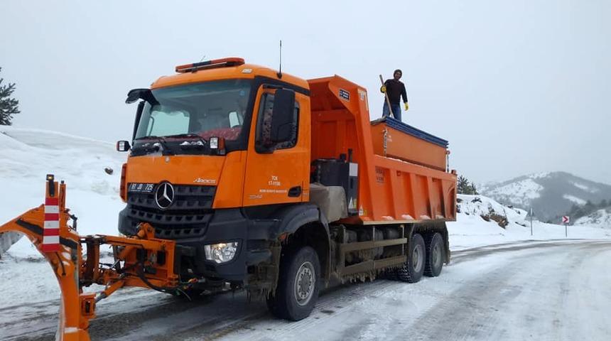 Tercan&rsquo;ın y&uuml;ksek kesimlerinde karla m&uuml;cadele