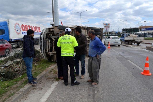 Kamyonet kazası yürekleri ağza getirdi