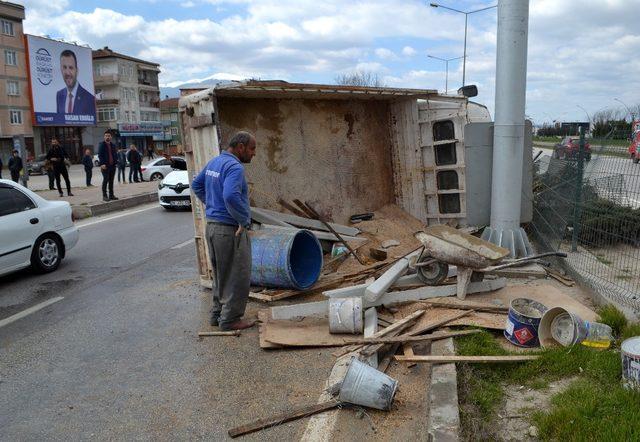 Kamyonet kazası yürekleri ağza getirdi