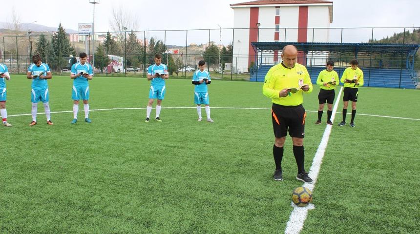 Hakem d&uuml;d&uuml;ğ&uuml; &ccedil;aldı, futbolcular kitap okumaya başladı
