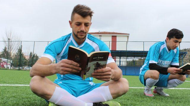 Hakem düdüğü çaldı, futbolcular kitap okumaya başladı