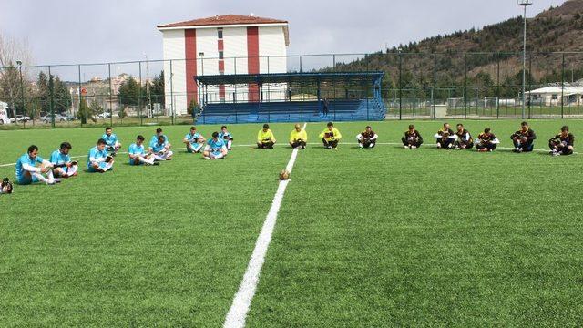 Hakem düdüğü çaldı, futbolcular kitap okumaya başladı