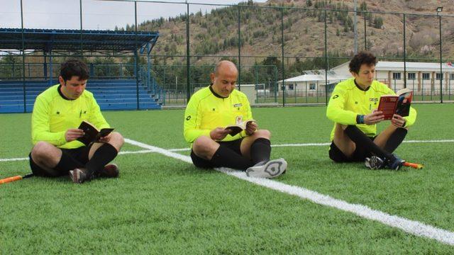 Hakem düdüğü çaldı, futbolcular kitap okumaya başladı