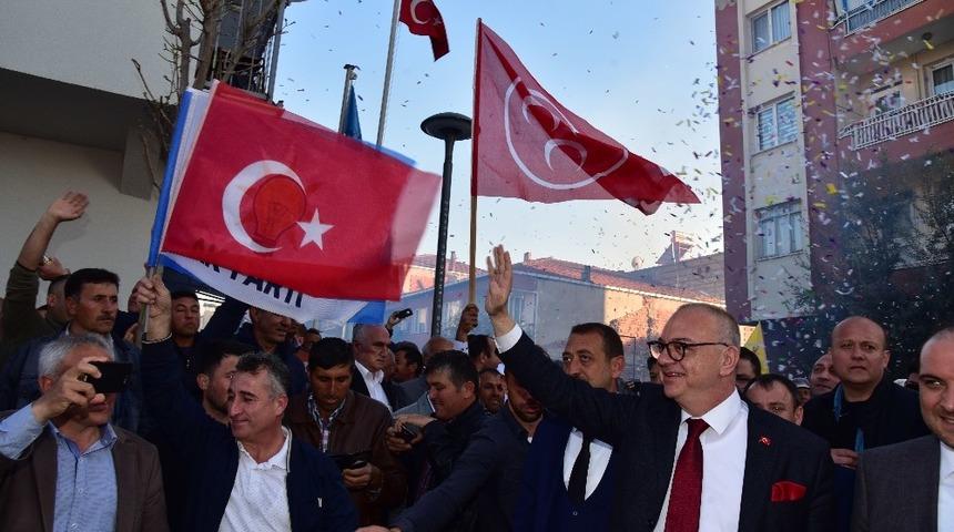 Cumhur İttifakı adayı Erg&uuml;n&rsquo;den K&ouml;pr&uuml;başı&rsquo;nda miting