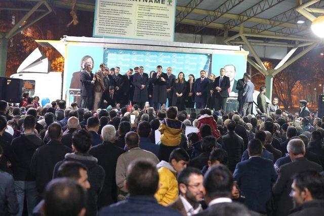 Fadıloğlu’nun mahalle ziyaretleri miting havasında gerçekleşiyor