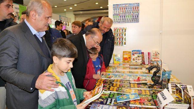 Bakan Turhan, Kitap Fuarı’nı gezdi