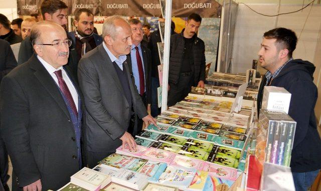 Bakan Turhan, Kitap Fuarı’nı gezdi