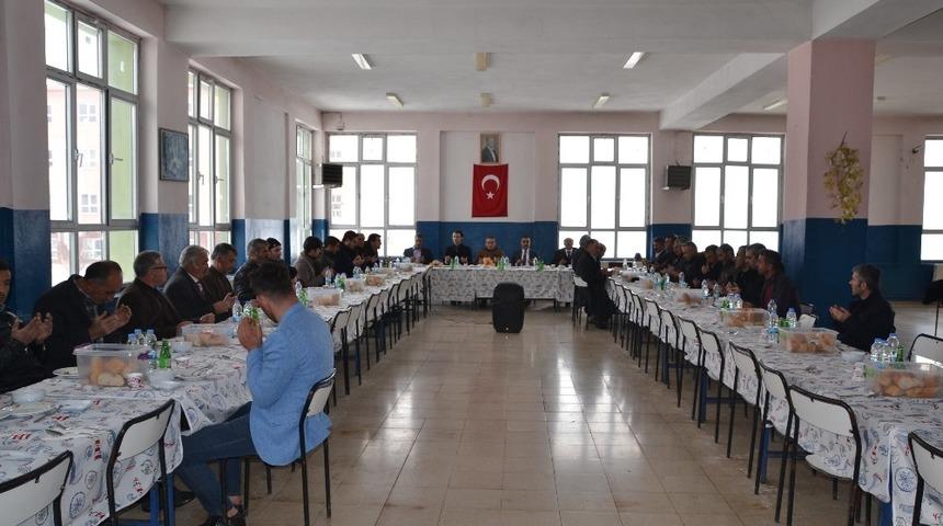 Şenkaya Belediye Başkanı G&ouml;rbil &Ouml;zcan&rsquo;a veda yemeği