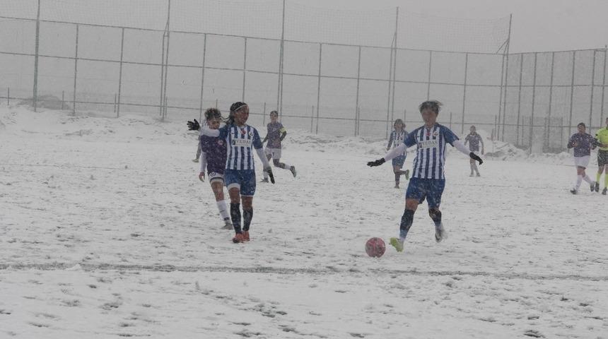Futbolun sultanları karda m&uuml;cadele etti