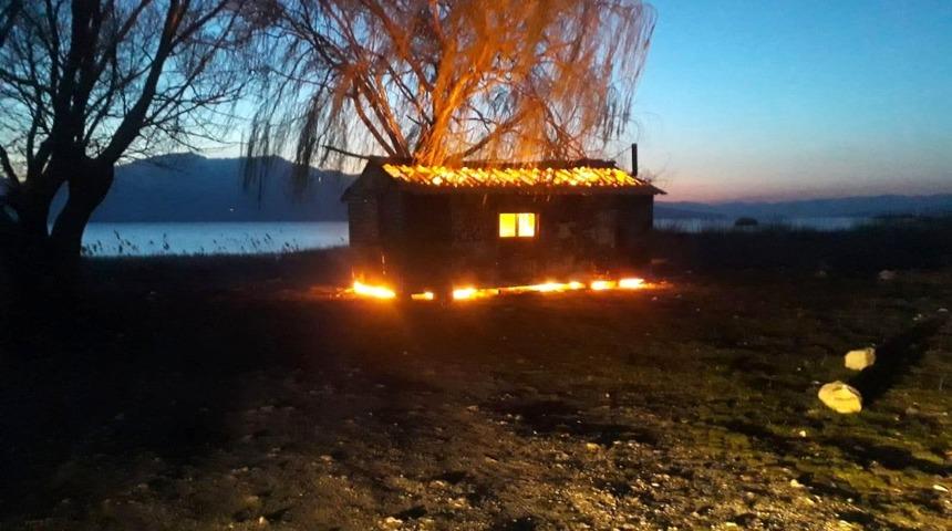 Gelendost’ta göl kenarındaki prefabrik ev kundaklandı