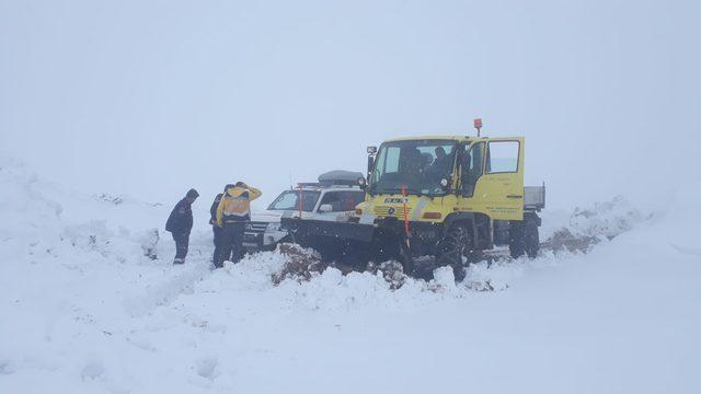 Kara saplanan ambulanstaki hasta, 3 saatlik çalışmayla hastaneye ulaştırıldı