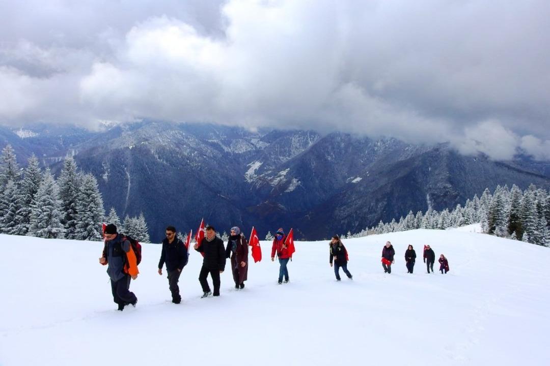 G&uuml;m&uuml;şhaneli dağcılar &Ccedil;anakkale şehitleri i&ccedil;in y&uuml;r&uuml;d&uuml;