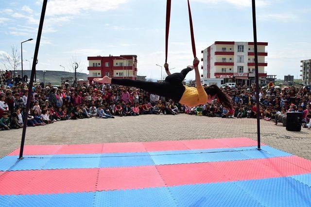 Kozluk’ta sirk gösterisine yoğun ilgi