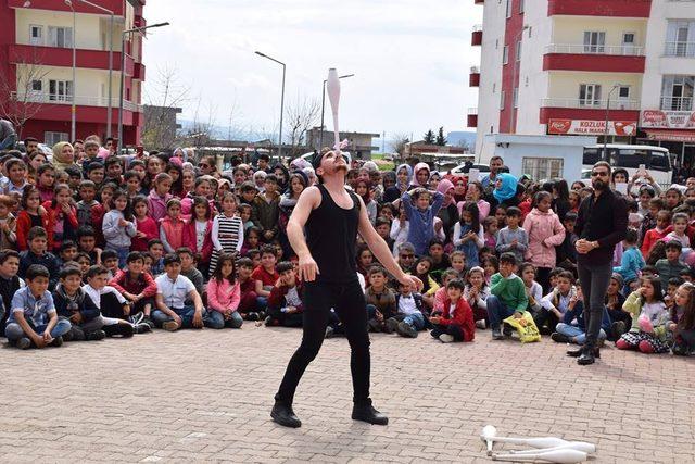 Kozluk’ta sirk gösterisine yoğun ilgi