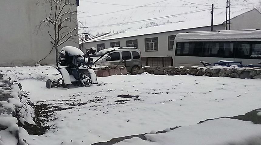 Vatandaşlar sıcak hava beklerken karla karşılaştı