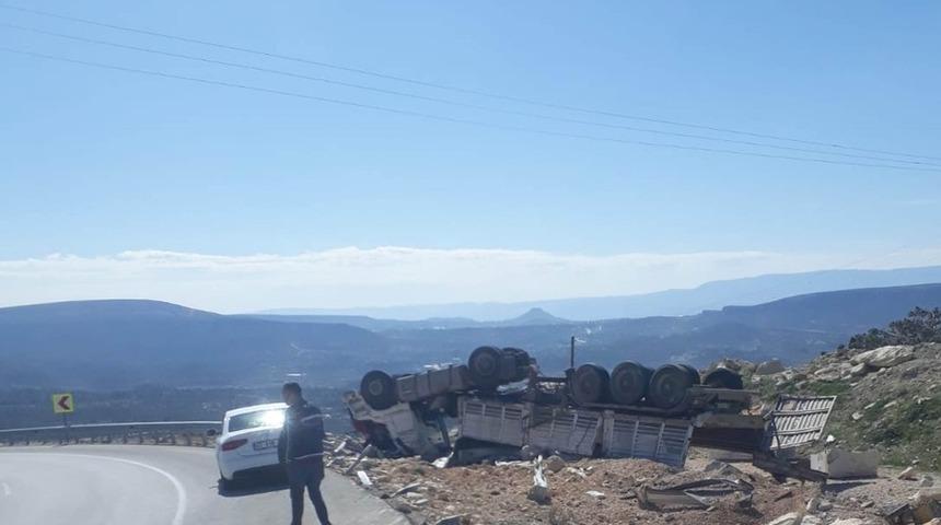 Freni boşalan tır takla attı: 1 ölü