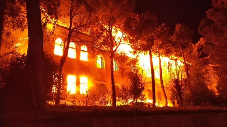 Denizli'deki Gazi Paşa Mektebi kül oldu