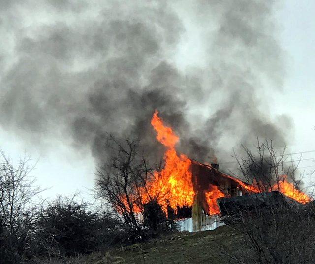 Mudurnu'da yayla evi alev alev yandı