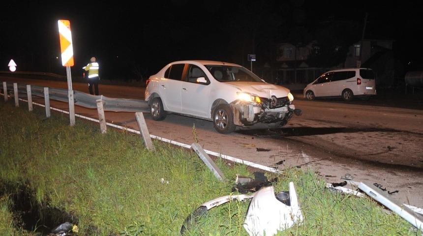 Otomobil refüje çarptı: 1 yaralı