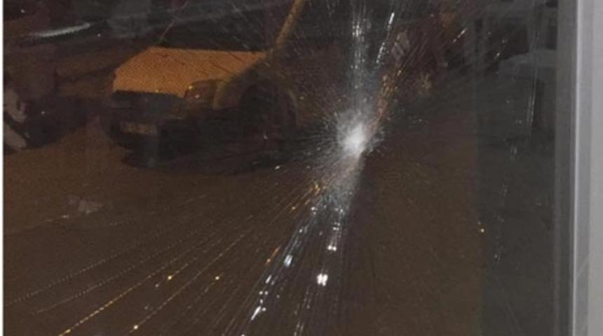 İzmir'de AK Parti'nin seçim ofisine taşlı saldırı