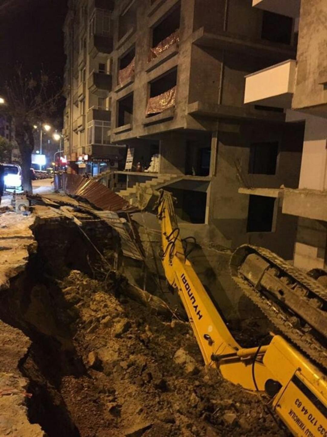 Zemin bir anda iş makinesini yuttu! Hatay'da korkutan anlar