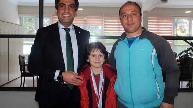 İhlas Koleji öğrencisi yüzmede İstanbul şampiyonu