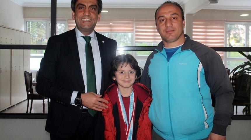 İhlas Koleji &ouml;ğrencisi y&uuml;zmede İstanbul şampiyonu