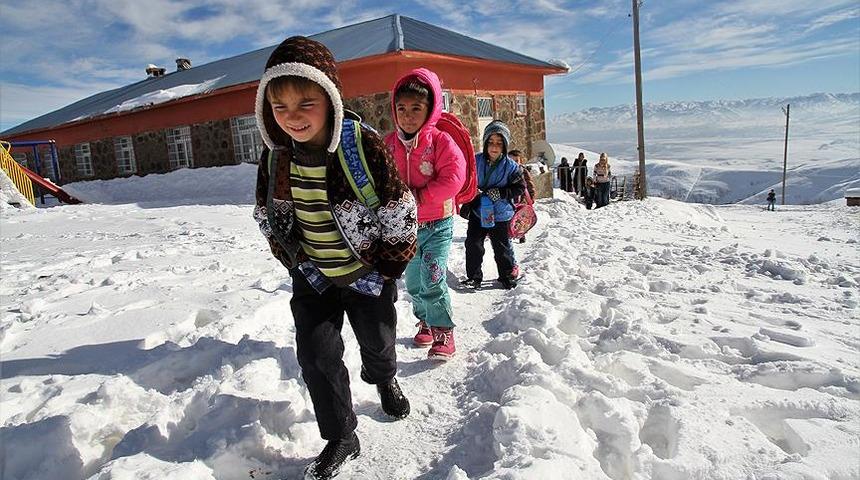 Van'ın Başkale ilçesinde eğitime kar engeli