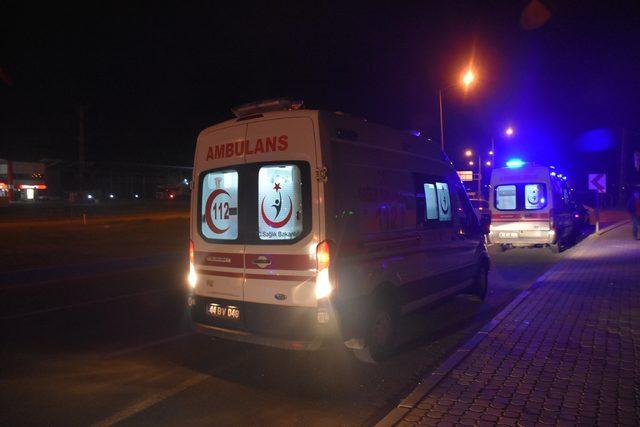 Ambulans ile otomobil çarpıştı: 3 yaralı