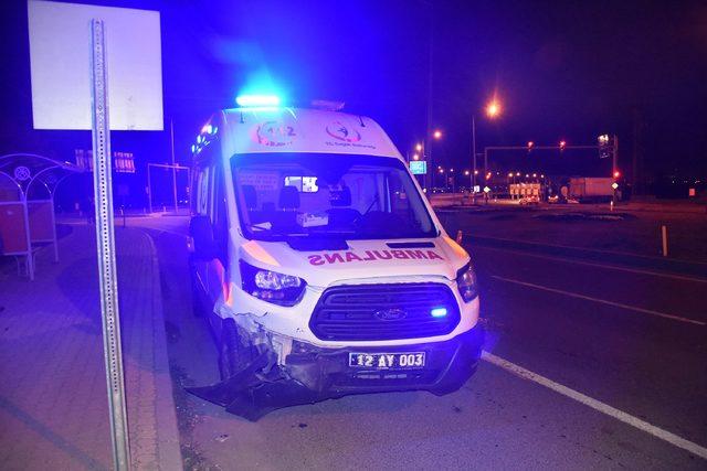 Ambulans ile otomobil çarpıştı: 3 yaralı