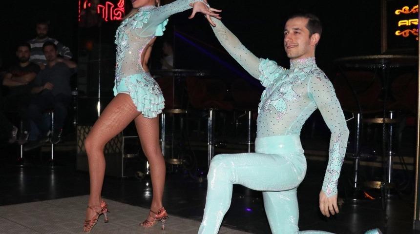 D&uuml;nya Latin Dansları Şampiyonu Emek ve B&uuml;şra&rsquo;dan dans şov