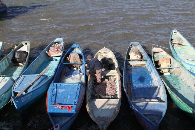 Balıkçılar, şiddetli rüzgarda batma tehlikesi olan tekneleri için seferber oldu