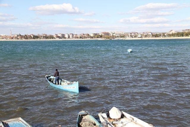 Balıkçılar, şiddetli rüzgarda batma tehlikesi olan tekneleri için seferber oldu