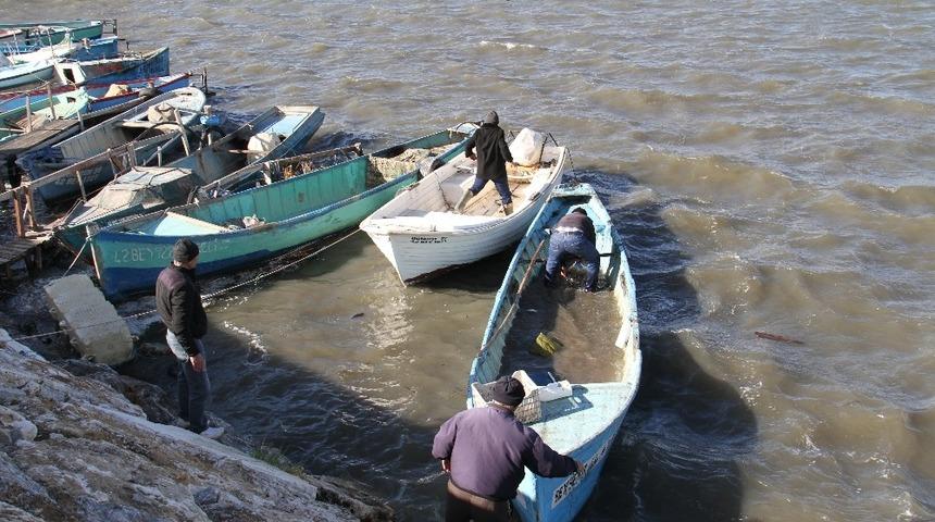 Balık&ccedil;ılar, şiddetli r&uuml;zgarda batma tehlikesi olan tekneleri i&ccedil;in seferber oldu