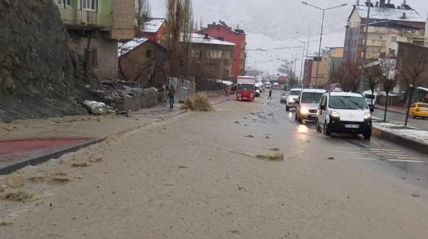 Karla karışık yağmur sele neden oldu