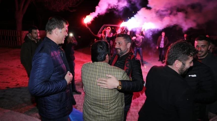 Başkan Yüzügüllü’yü pankart ve havai fişeklerle karşıladılar