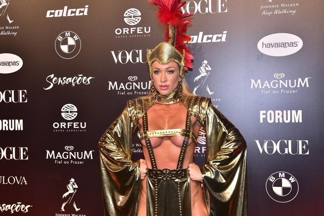 Kost&uuml;mler geceyi g&ouml;lgede bıraktı! 