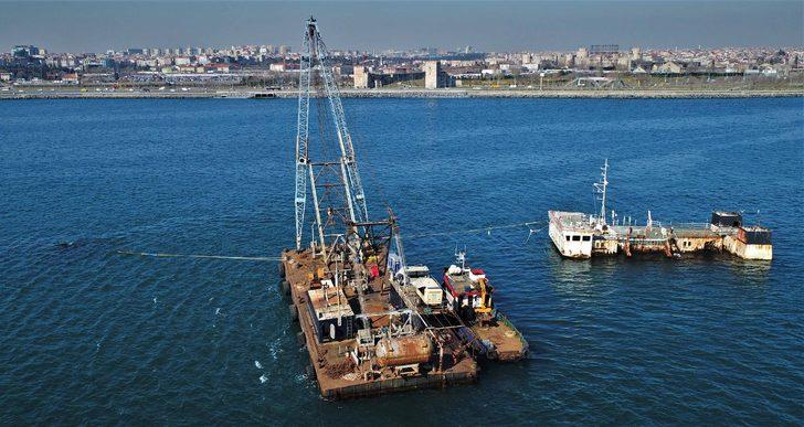 Denizin ortasına dev vinç kuruldu G4