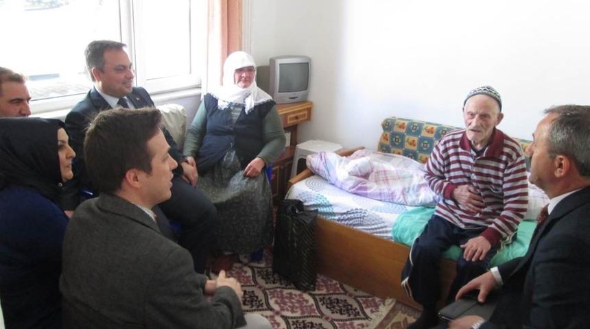 Kaymakam Halim yaşlıları evlerinde ziyaret etti
