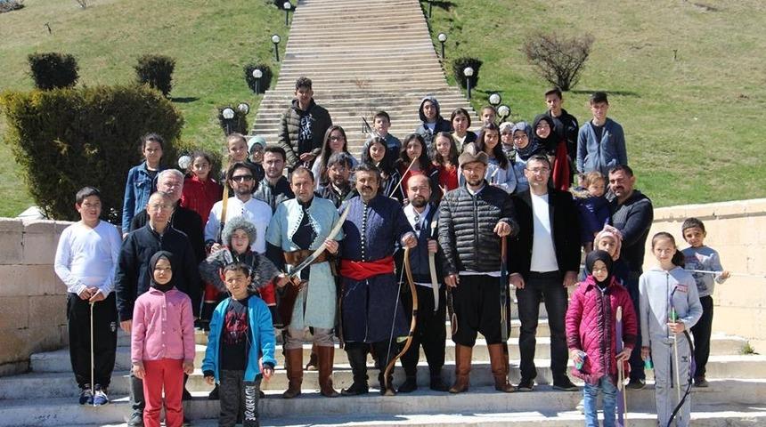 Ok&ccedil;uluk kursu &ouml;ğrencilerinden şehitlik ziyareti