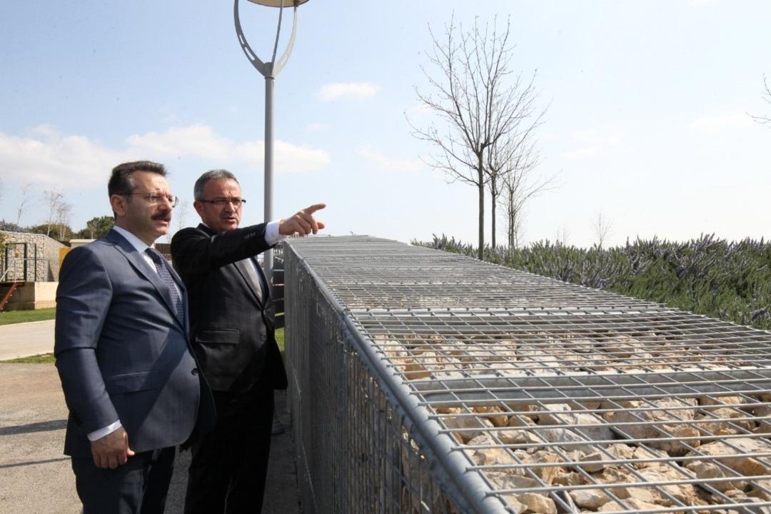 Vali Aksoy Eskihisar Millet Bah&ccedil;esini inceledi